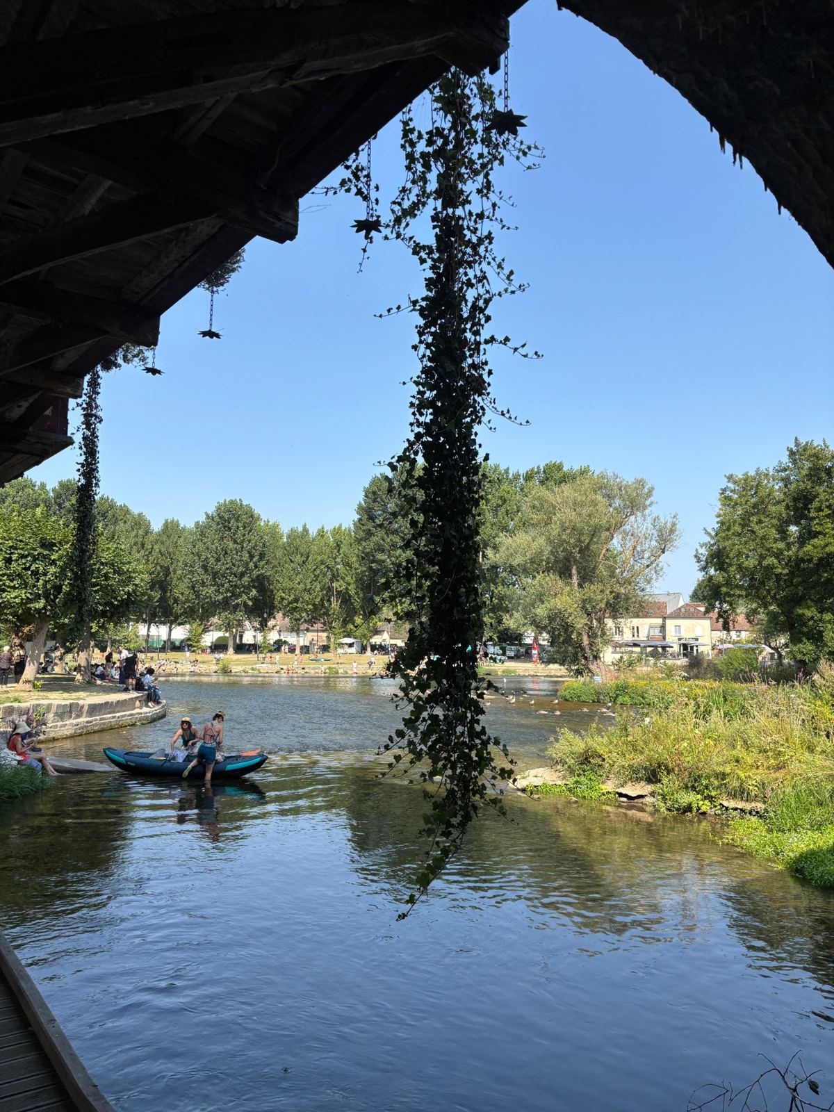 Kayak sur le Loing vu depuis le vieux pont
