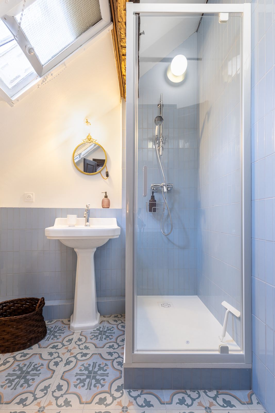 Salle de douche bleue avec lavabo sur colonne et carreaux de ciment